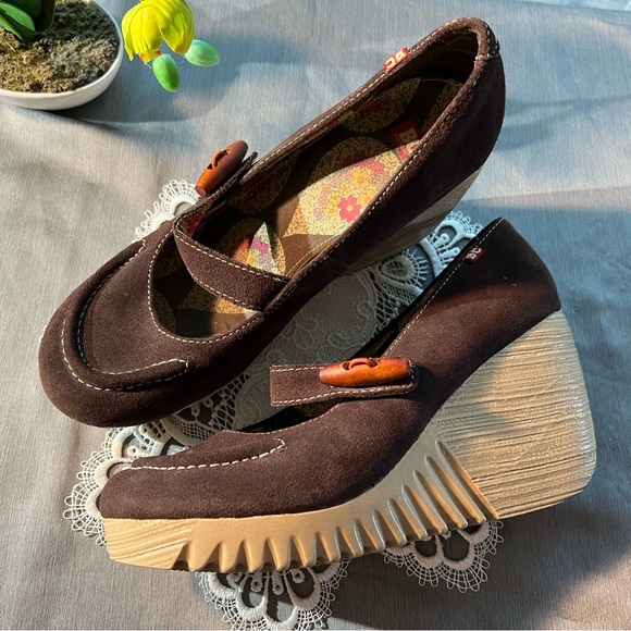 BC Footwear Shoes - BC Footwear born in California brown suede platform Amazing style shoes. Size 9